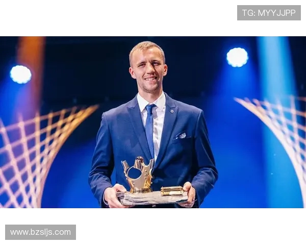 布拉格斯拉维亚海报调侃蓄发哥祝贺绍切克荣膺英超捷克射手王
